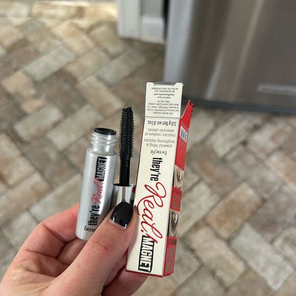 Benefit They’re Real Magnet Mascara - Black NWT - Picture 2 of 3